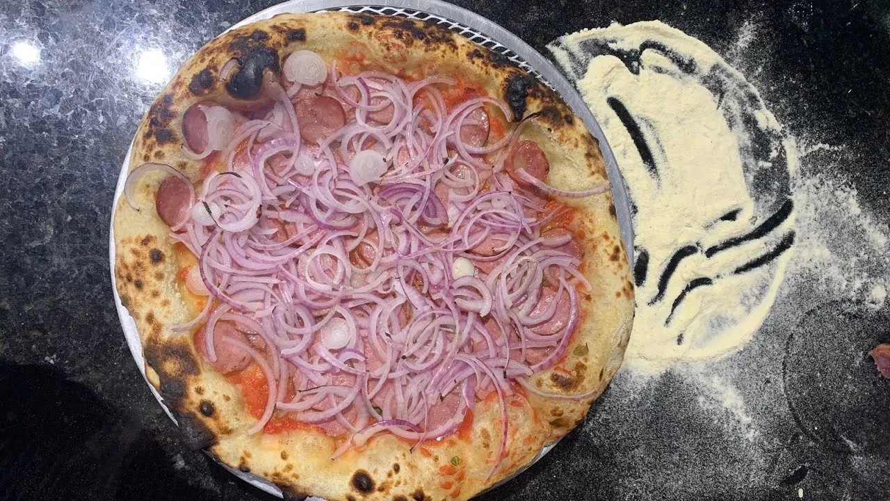 Pizza de Calabresa com Cebola: Receita Fácil Passo a Passo